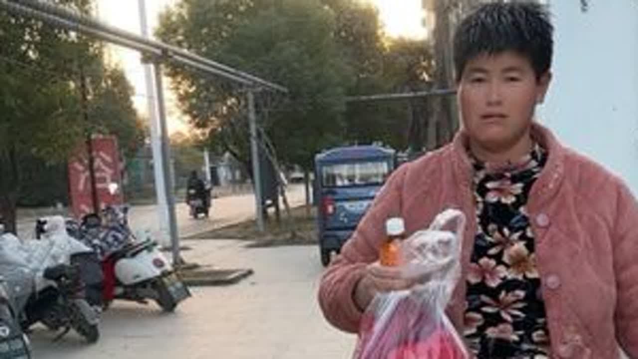 带着残疾孤儿长生和媳妇去洗澡，把他们打扮的干净的#正能量 #我的乡村生活 #我要上热们 #传递正能量