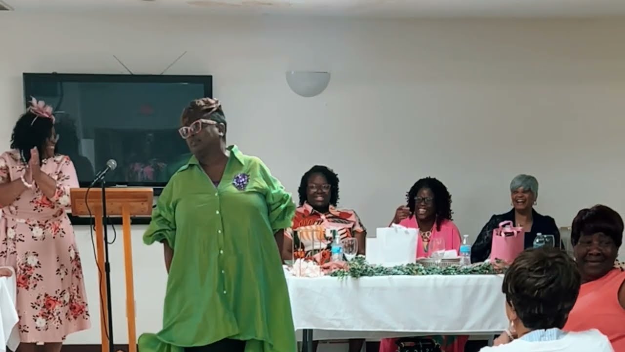 Evangelist Gail Kyles speaking in Davenport, Iowa