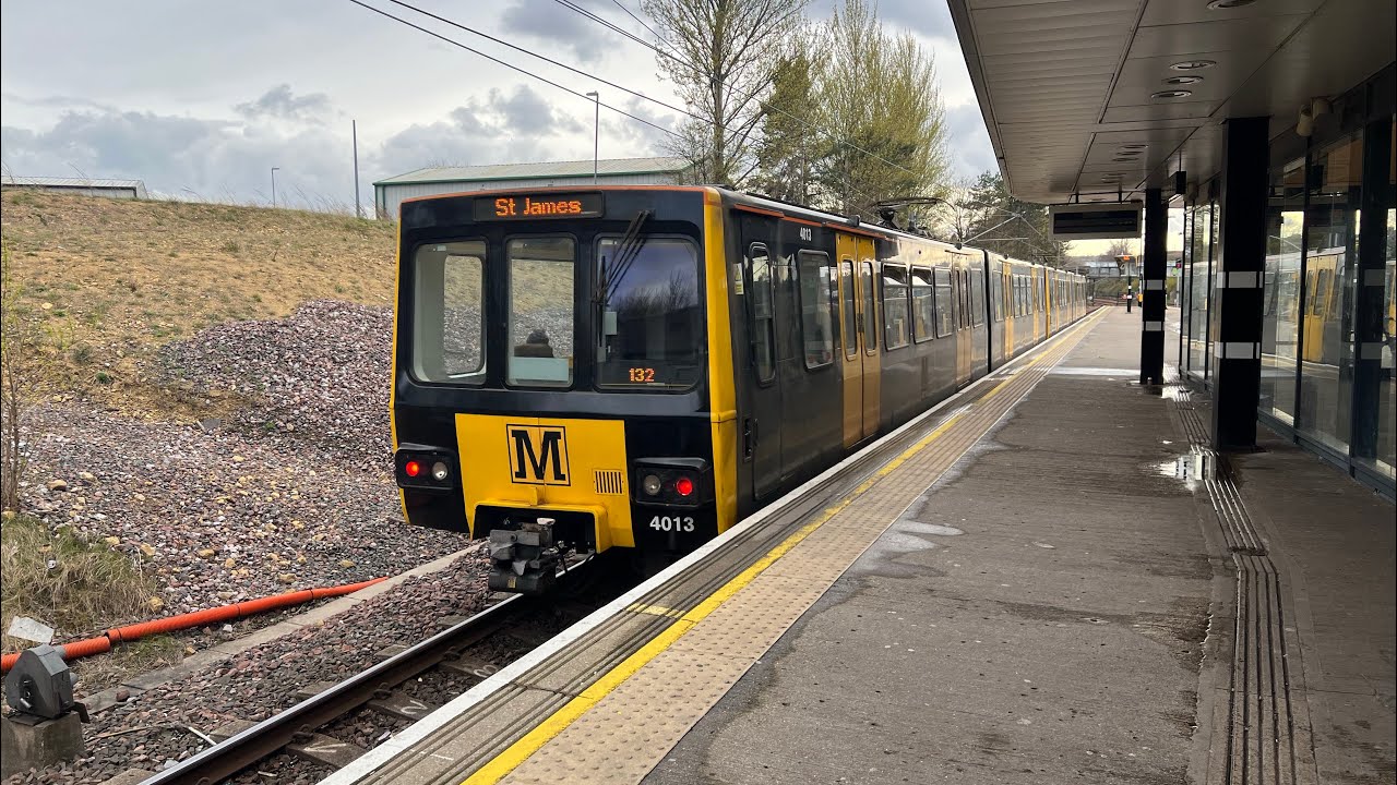 Tyne and Wear Metro - Metrocars 4030/4013 departing Pelaw on an amber signal
