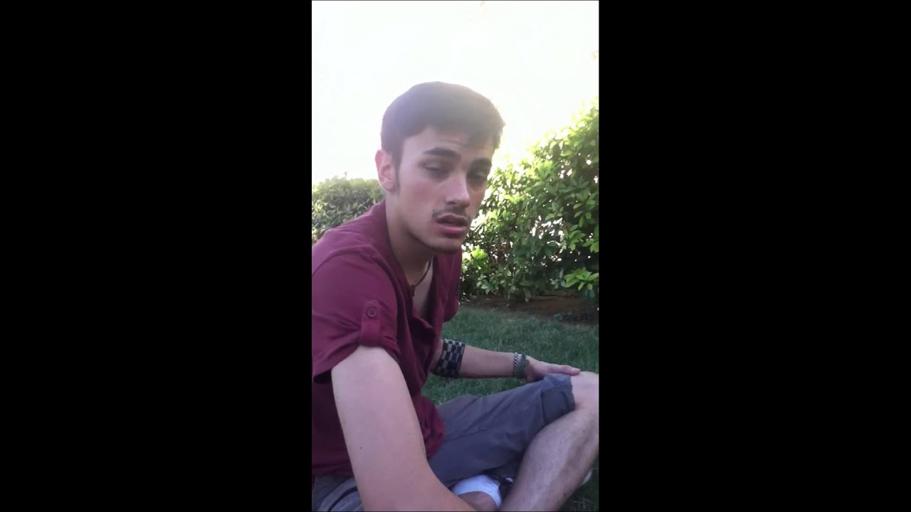 Pitingo explicando como fumar de un bong.