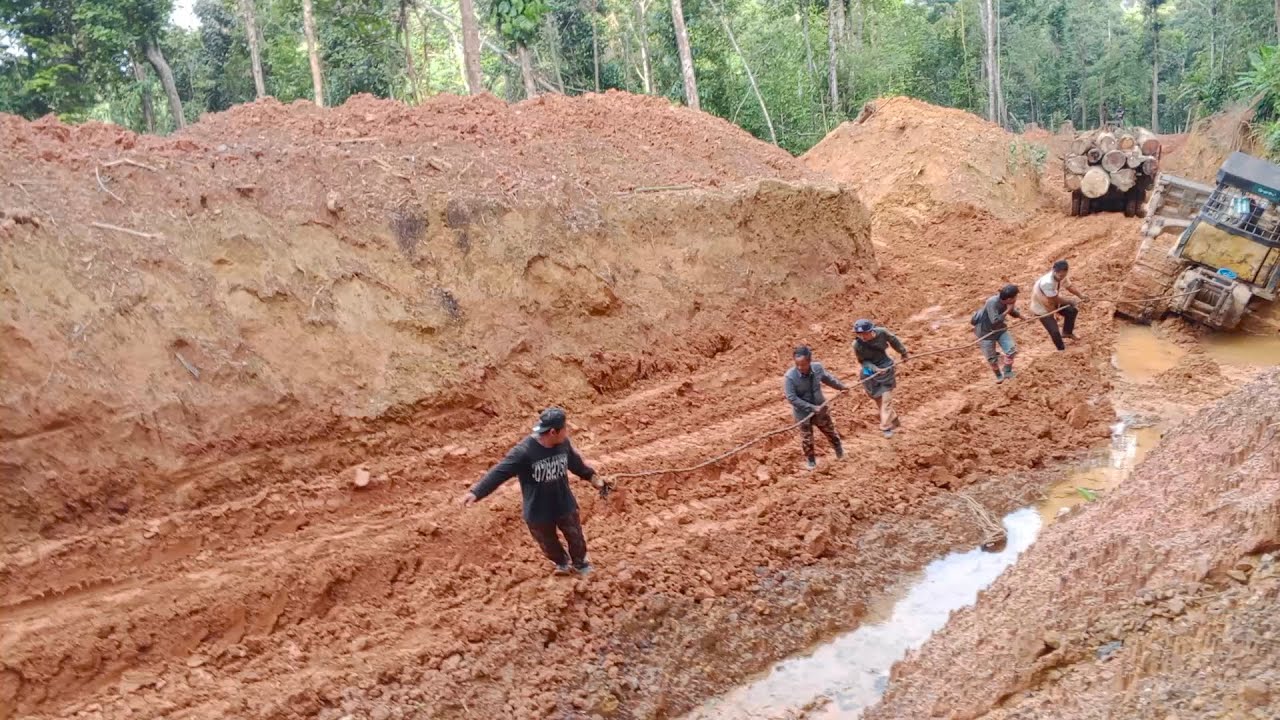 BULDOZER TERBENAM DI TARIK MENGGUNAKAN TENAGA MANUSIA.