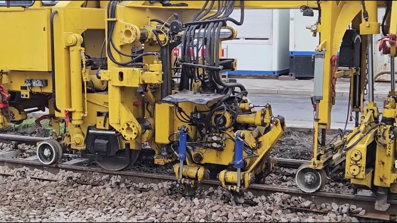 Podbijanie toru tramwajowego podbijarką torową