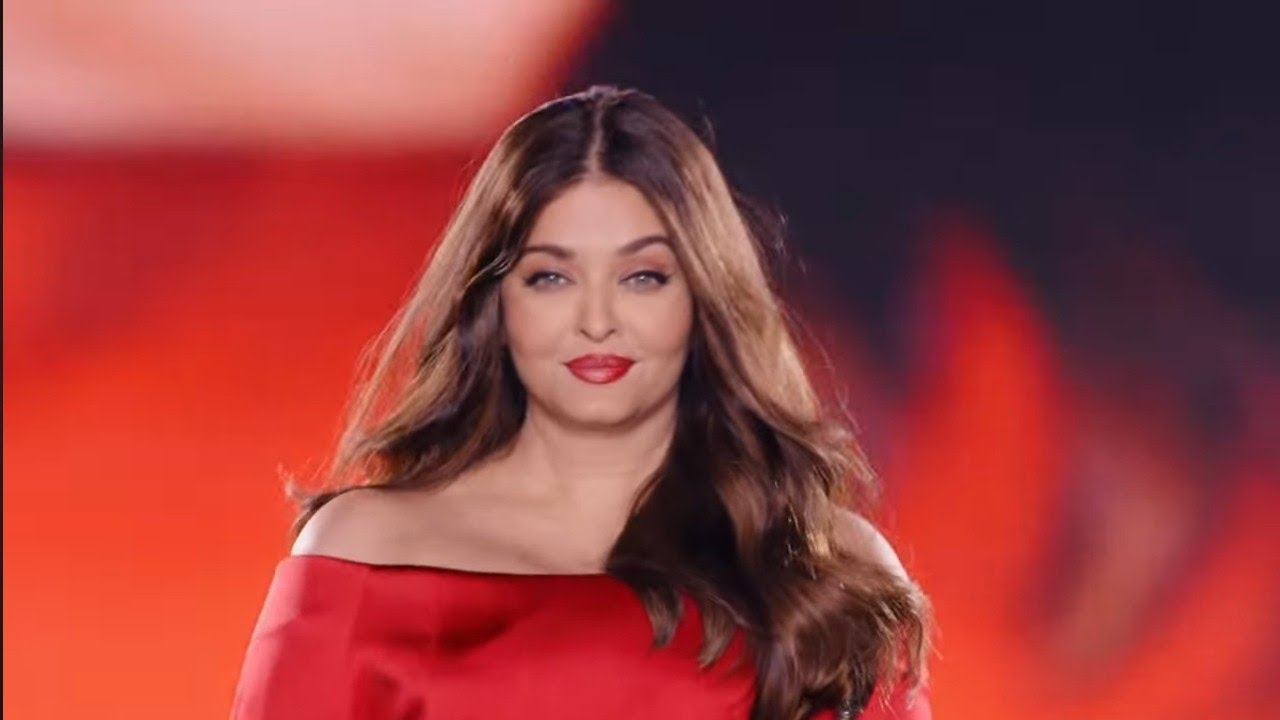 Le Défilé L’Oréal Paris 2024 Paris Fashion Week #aishwaryaraibachchan  #womenwear #fashionshow #ss25