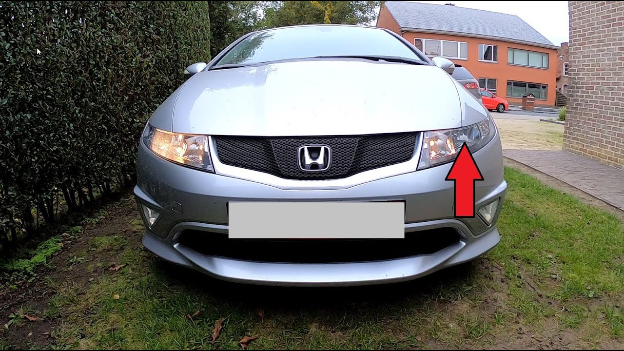 Honda Civic 8 Replacing the front bulb H7 right side