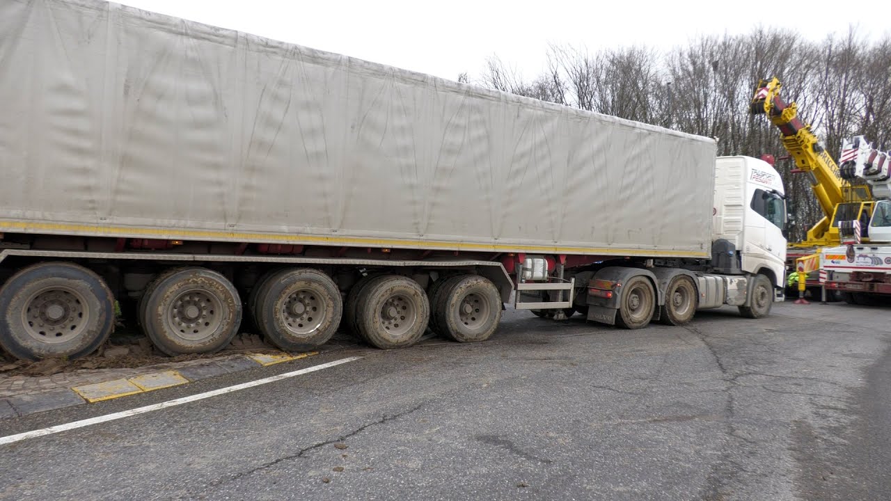 Cremona, via Mantova: camion fuori strada e code chilometriche