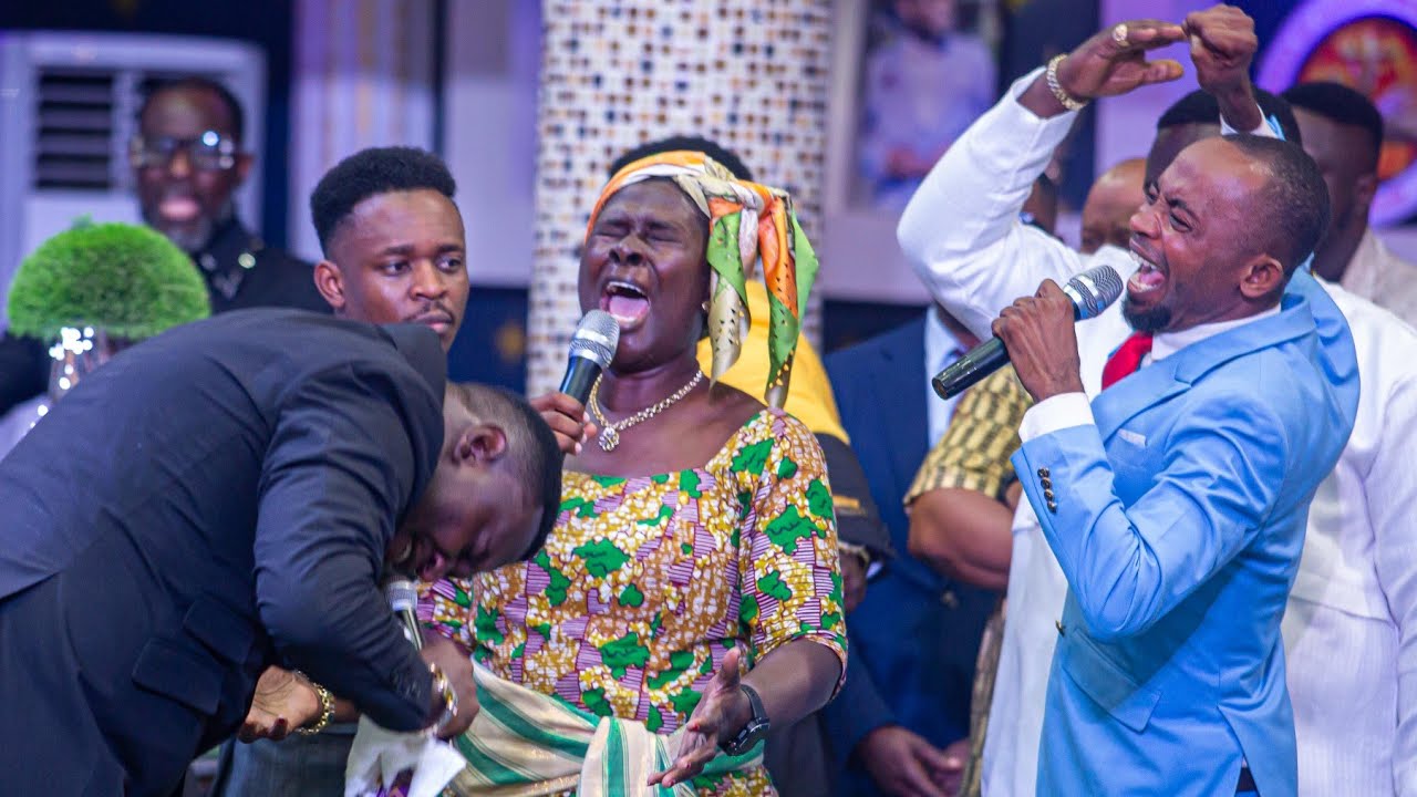 Jaw-dropping prophecy in Ghana 🇬🇭 as God’s Messenger, ministered with astonishing accuracy.🔥