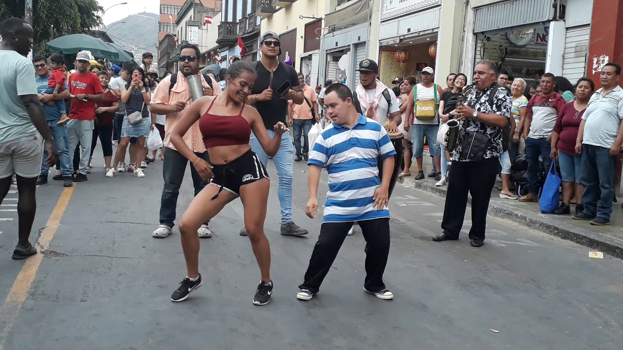 Niño especial bailando cumbia con una venezolana.