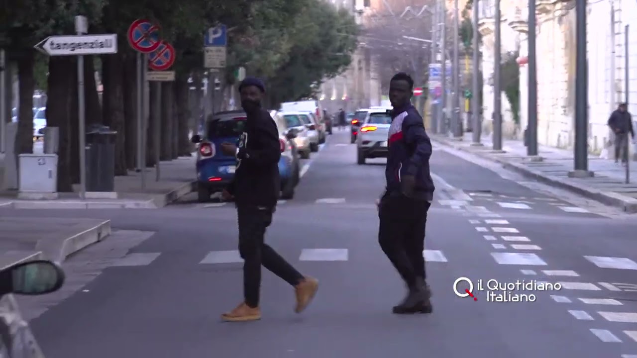 Lecce, piazza di spaccio alla Stazione Centrale: pusher in fuga davanti alle telecamere