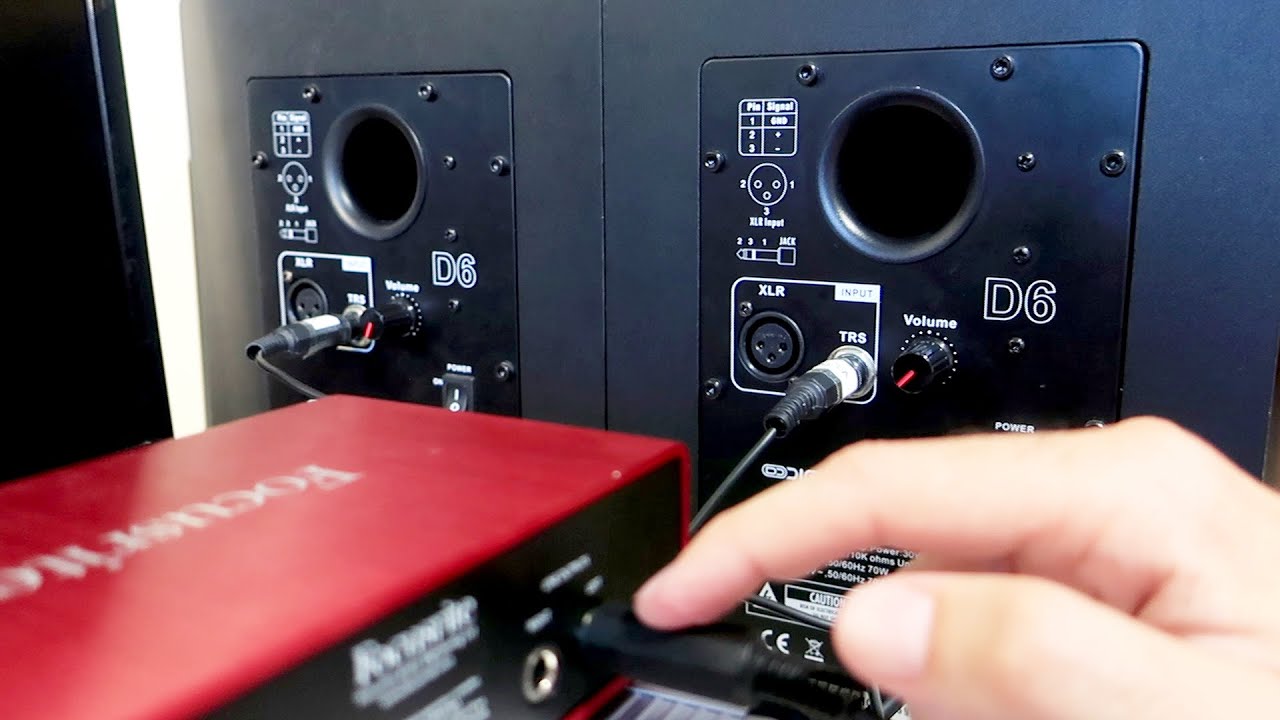 NO CONECTES UNA SALIDA MONOFÓNICA BALANCEADA DE LA CONSOLA A DOS ALTAVOCES - CANCELACIÓN