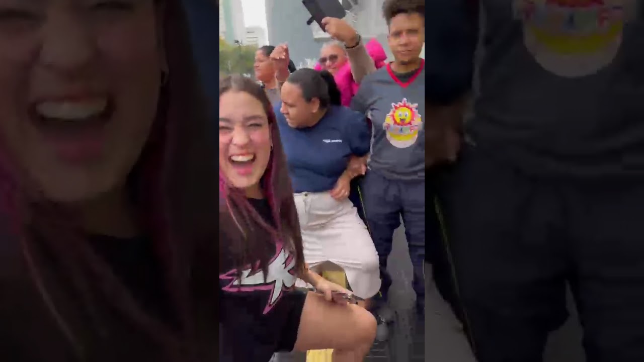 Dos Rosa chegando Shopping SP Market na Loja Ri Happy  para tirar fotos e dar aut&oacute;grafos