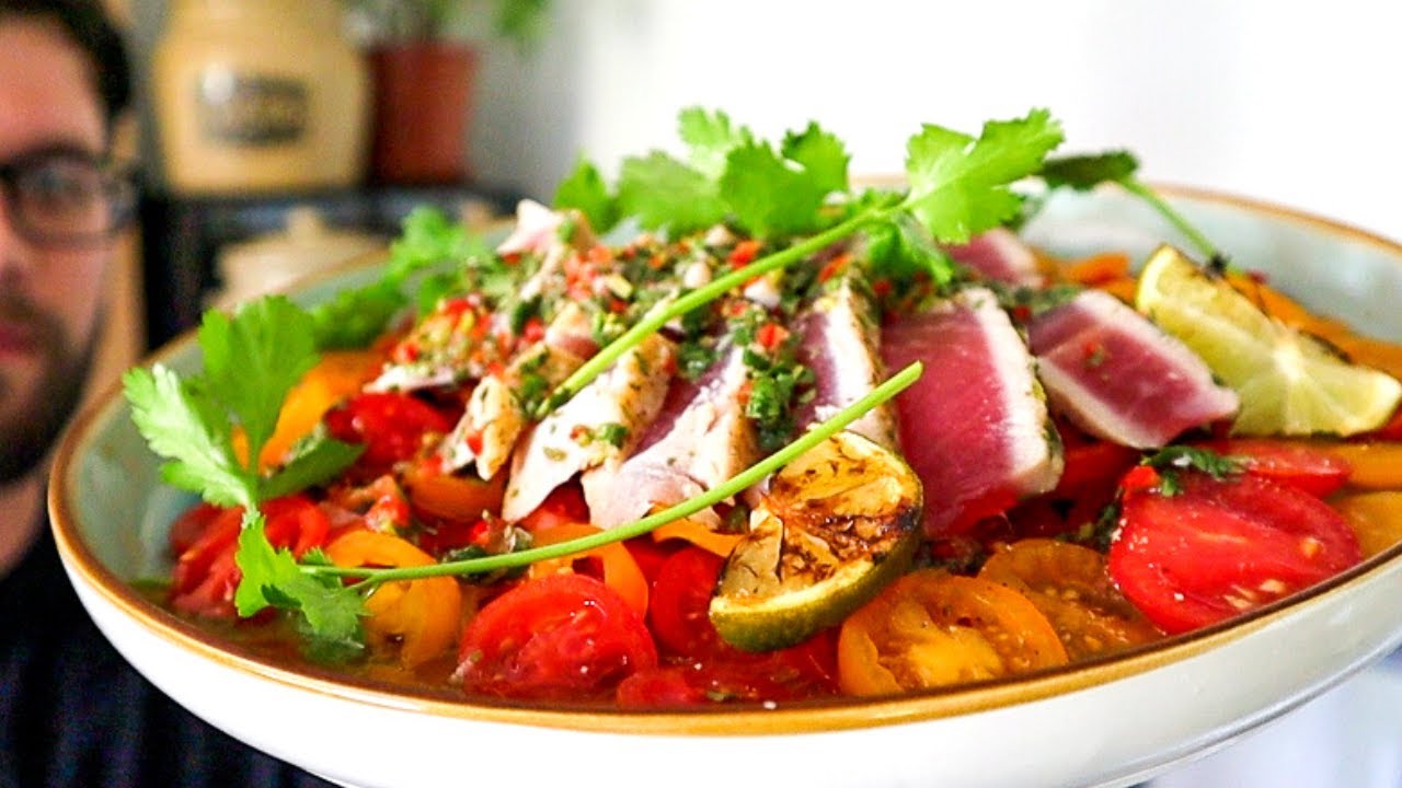 Вкусно и просто: салат из обжаренного на сковороде стейка из тунца и помидоров