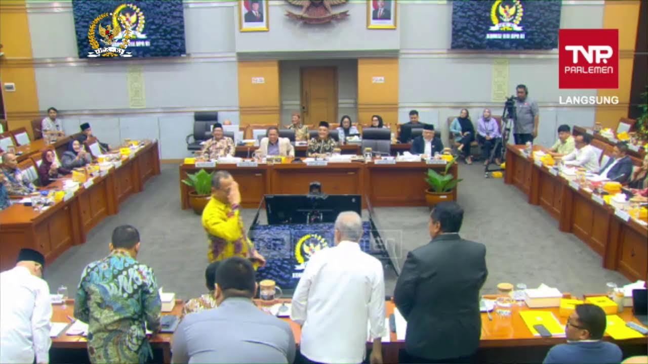 KOMISI VIII DPR RAKER DENGAN PEMERINTAH TENTANG RUU PENYELENGGARA IBADAH HAJI DAN UMRAH