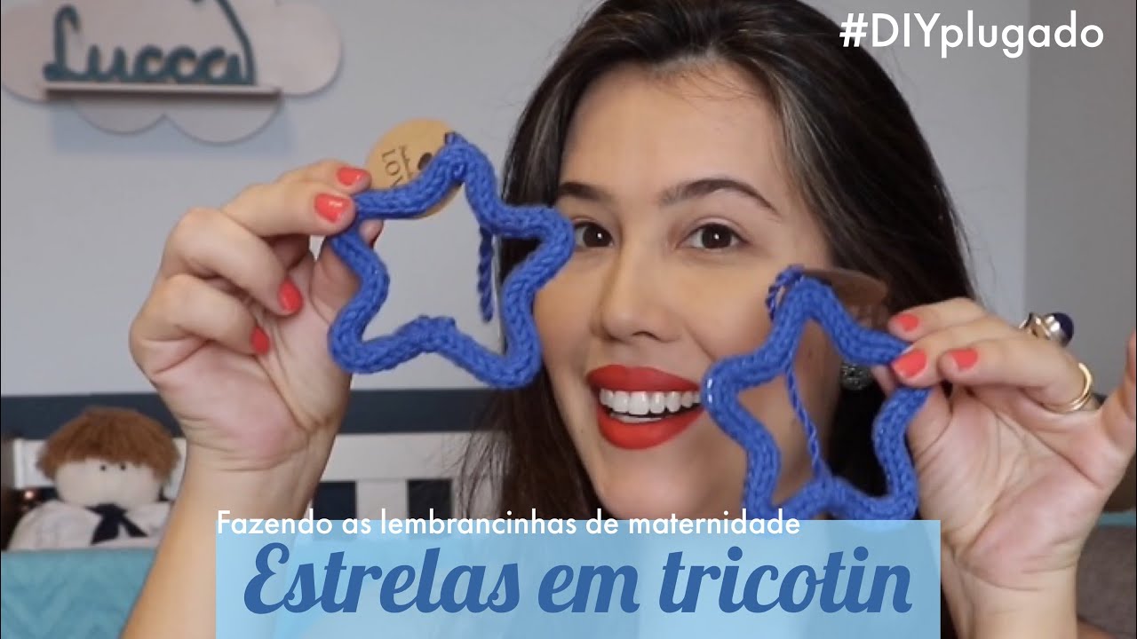 Fazendo as lembrancinhas de maternidade: estrelas em tricotin, que substituem também bolas de natal