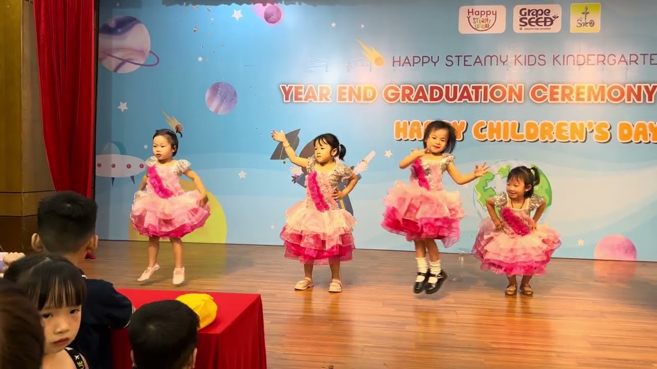 She is dancing with her friends ❤️❤️❤️❤️