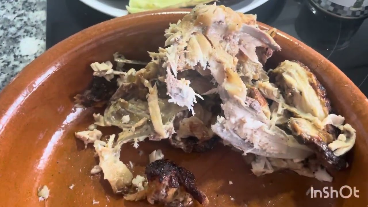 Berenjenas rellenas de pollo asado con velouté de la salsa