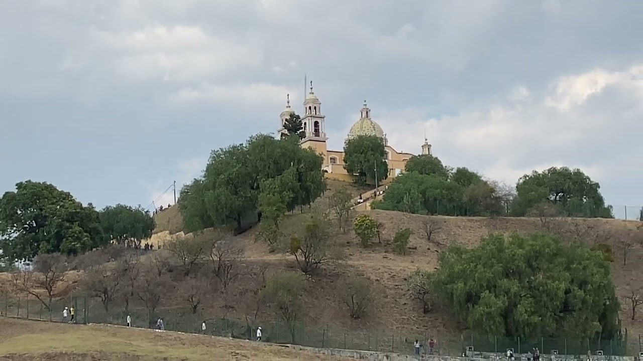 Campanario en Cholula tocando el Ave María