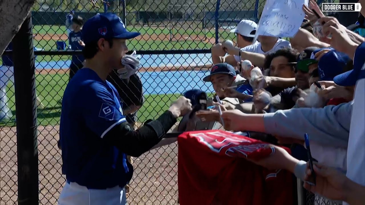 2024 Dodgers Spring Training: Shohei Ohtani signs autographs for fans after batting practice