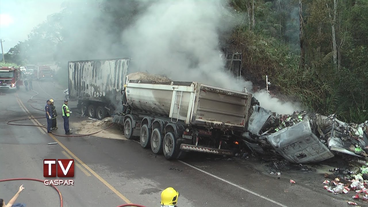 Grave acidente deixa pelo menos três mortos na BR 470