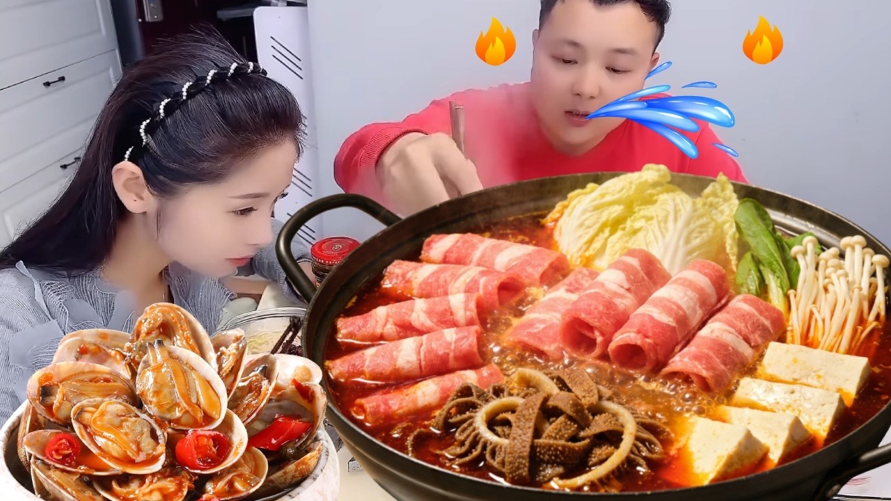 蠢老公实在太过分了，做肥牛牛肚火锅吃独食，我放入大量辣椒还在鸡蛋里加芥末，最后老公被辣到喷水差点喷我一身