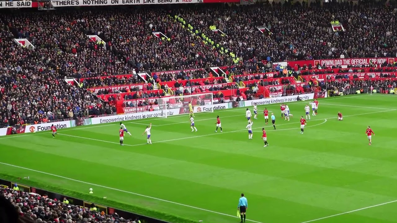 Man Utd corner creates total panic! 🏟️ Pure chaos in the Villa box! 🔥
