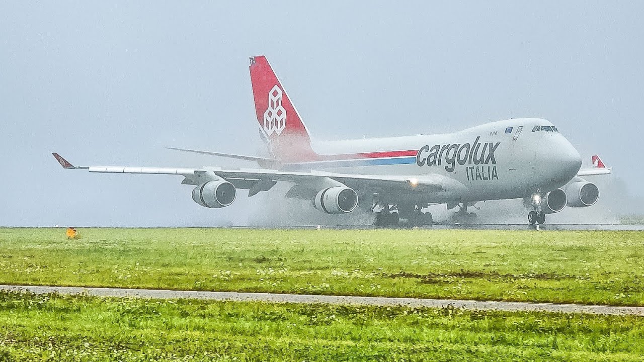 (4K) Heavy RAIN! Epic Plane spotting day at Schiphol Amsterdam - WET landings and take-offs!