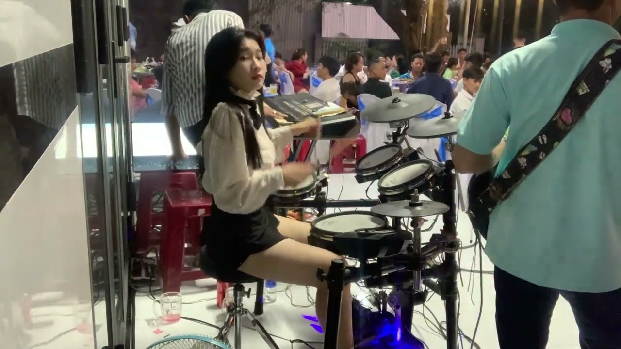 Giọng Ca Hay Như Ca Sĩ Trẻ Quá Sung | NiNi Drum Nữ