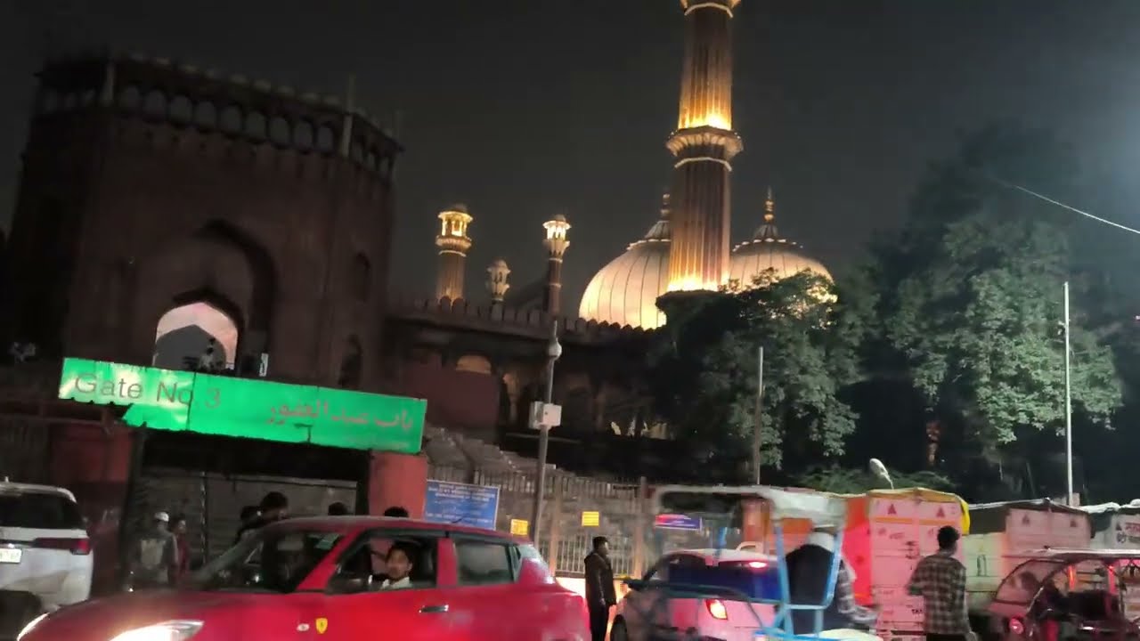 दिल्ली के लाल किले के सामने जूते की मार्केट डुप्लीकेट माल बिकता है माल ले संभाल के धोखा 🤔🇮🇳#india 