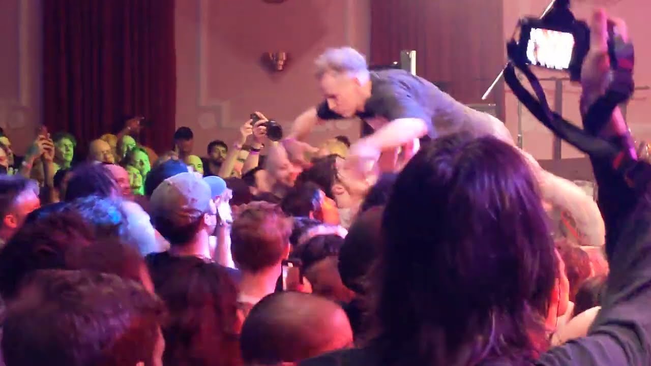 Amyl & the Sniffers - Some Mutts (Can't Be Muzzled) [Live @ Logan Sq Auditorium, Chicago 2022-05-14]