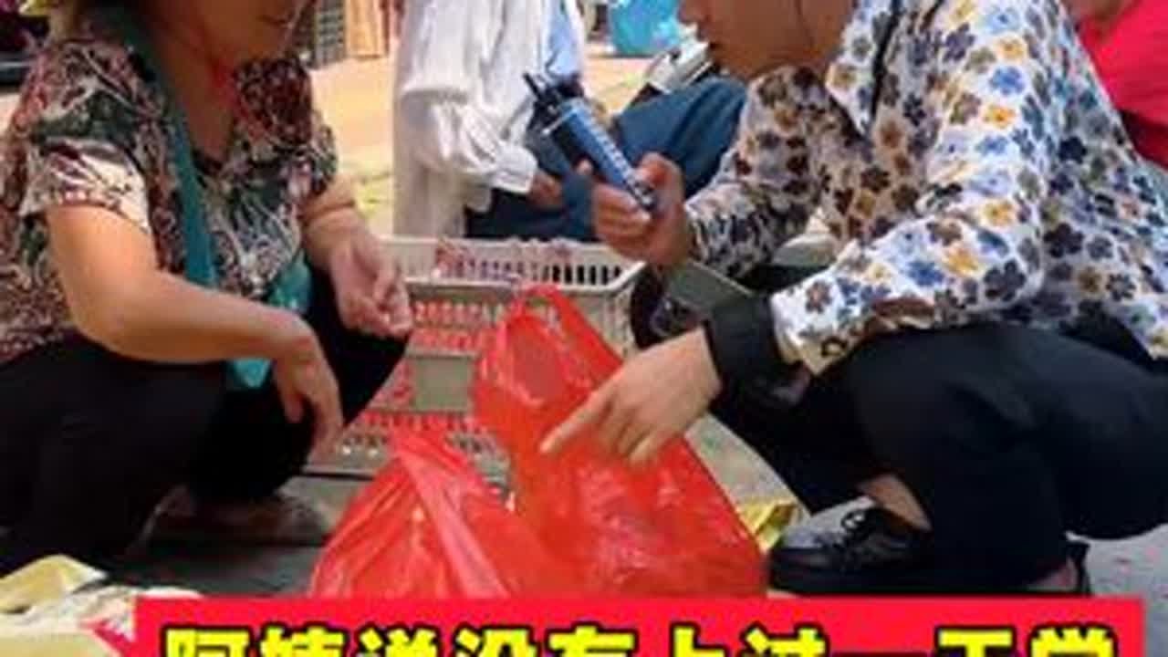 阿姨说她没有上过学，老一辈真是这样吗？#欧阳锋广东小火鸡#户外直播##记录真实生活 #搞笑#世间百态