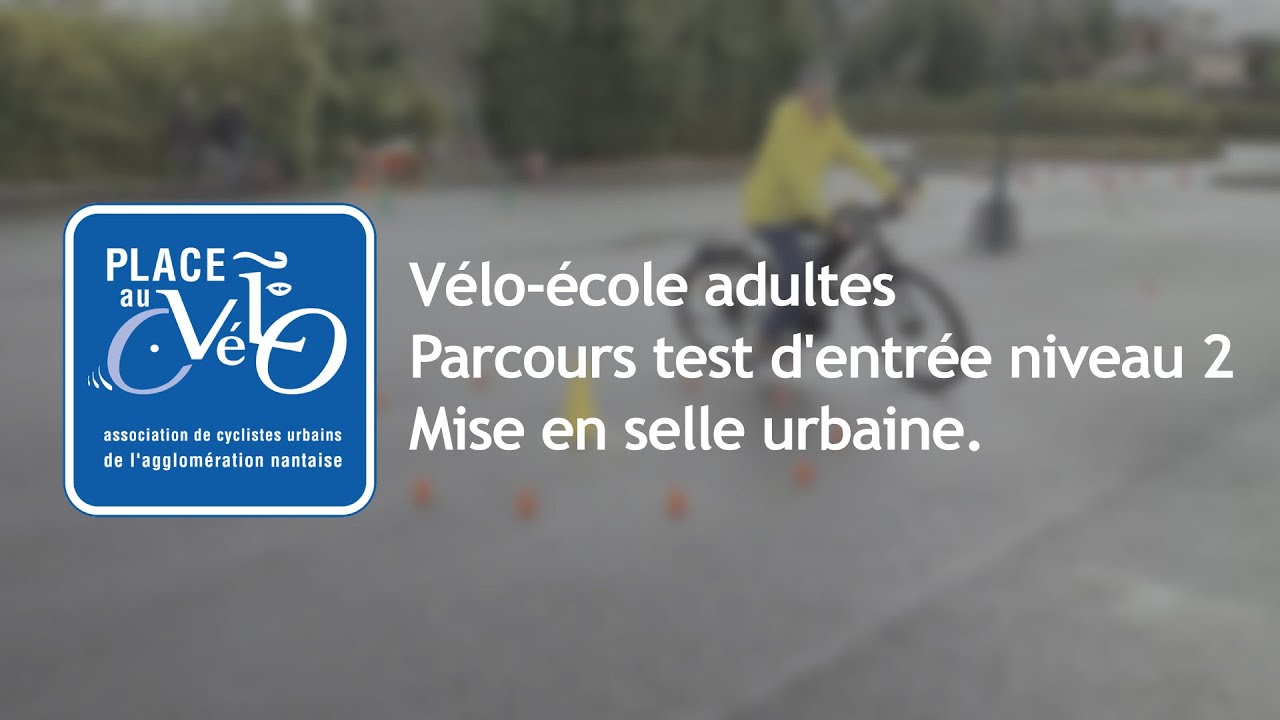 Vélo-école adultes / Parcours test d'entrée niveau 2 : Mise en selle urbaine. Place au Vélo. 1/2
