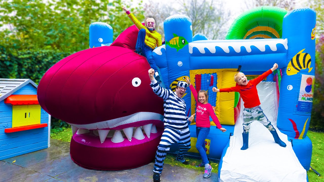 Amelia bouncing castle house - Inflatable trampoline fun with Avelina and Akim