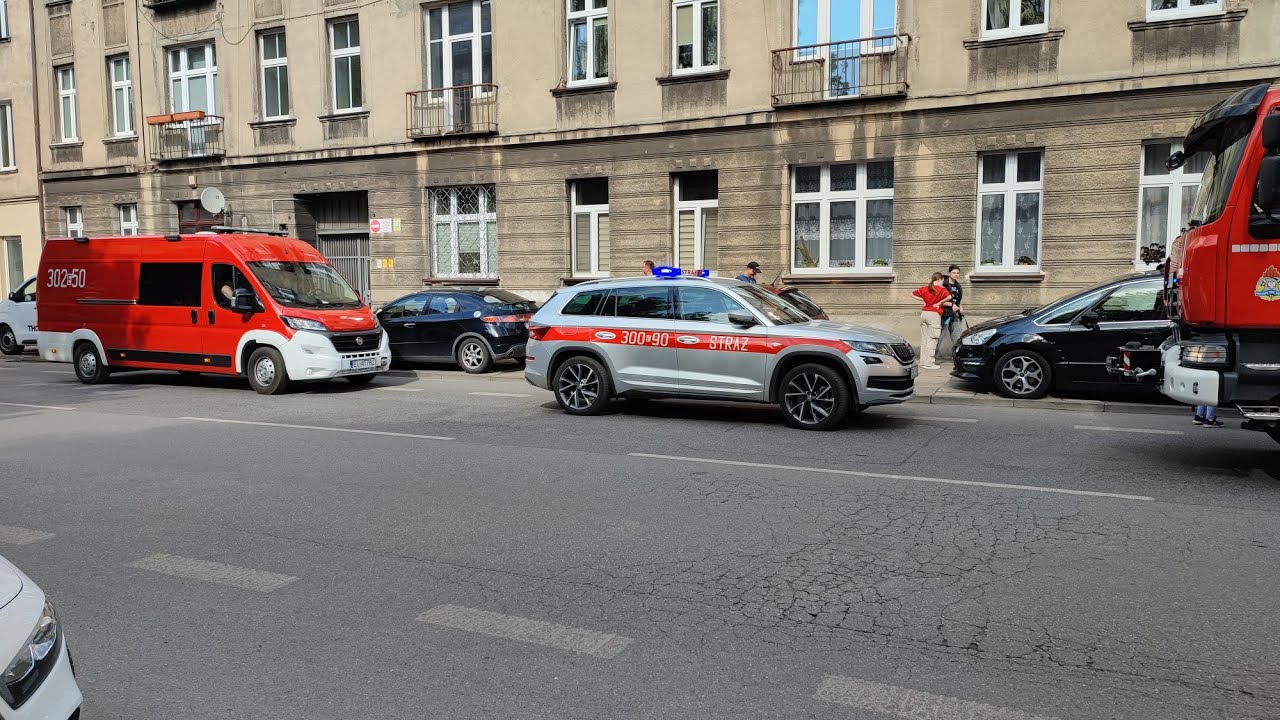 Pożar mieszkania w Łodzi praca straży pożarnej oraz dojazd i powrót zastępów.