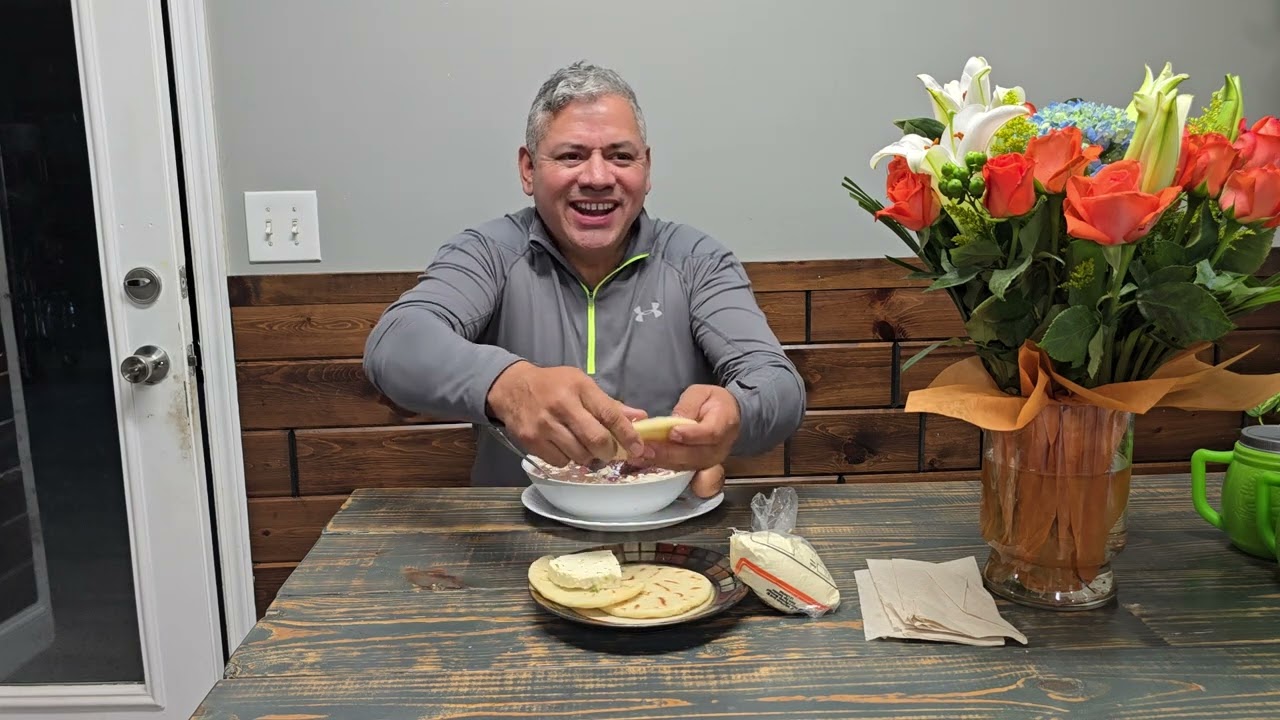El Rafael disfrutando de la sopa de frijoles