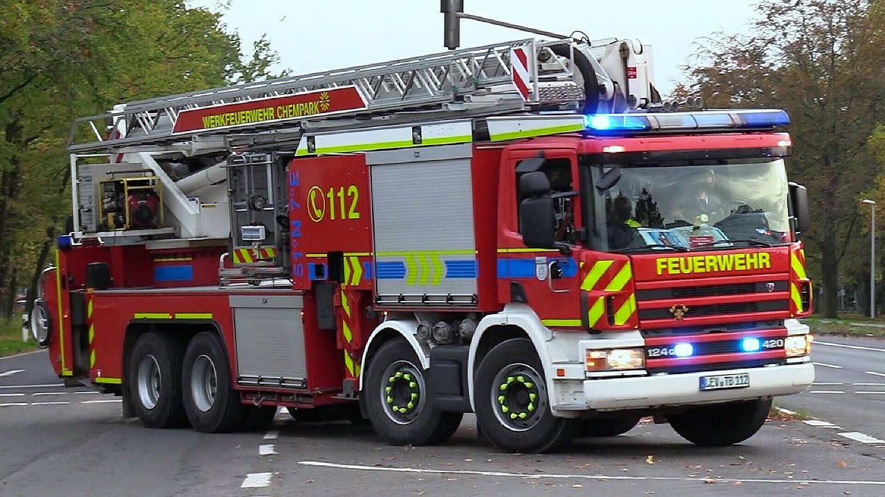 27x WERKFEUERWEHR CHEMPARK LEVERKUSEN auf Einsatzfahrt