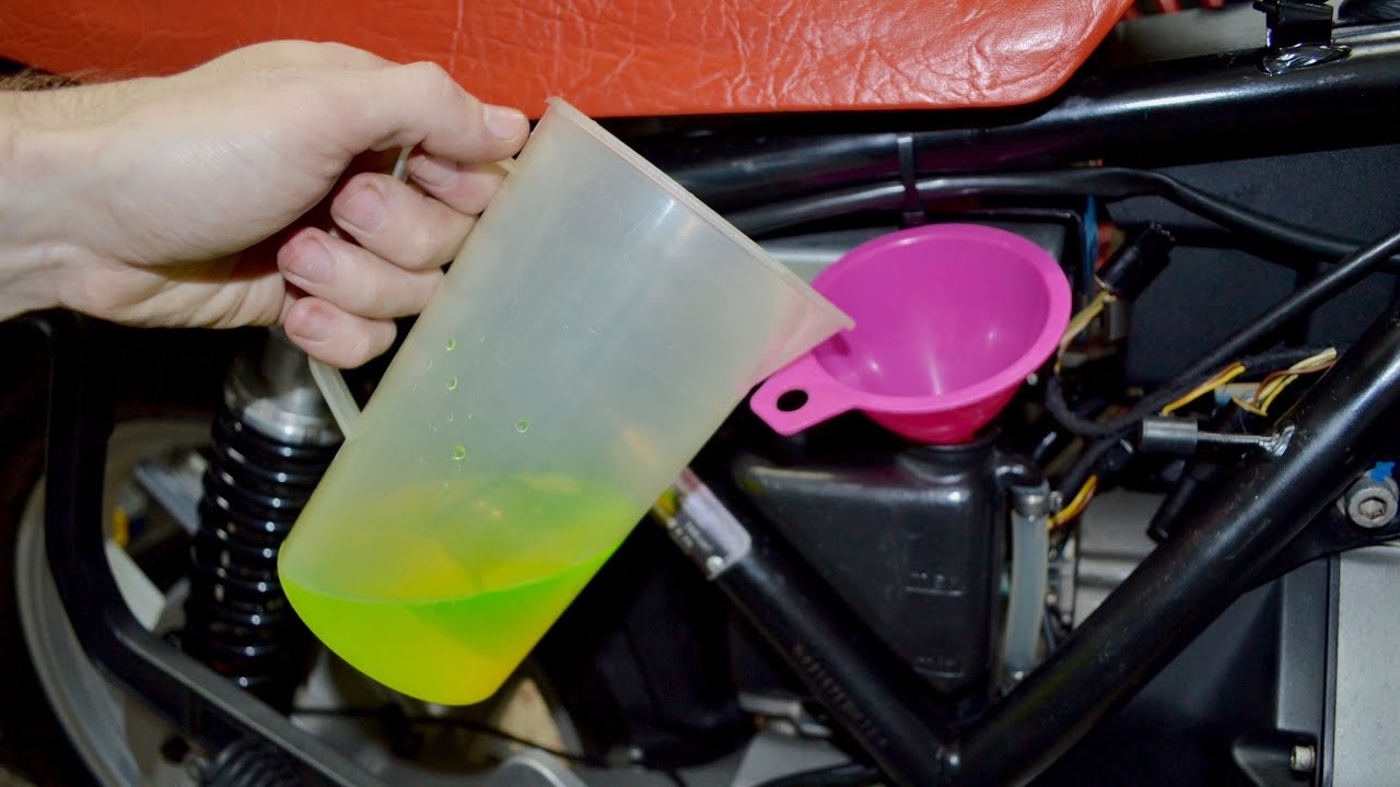 RESTAURACIÓN BMW K75 1987 (Parte 82) | Cambio mirilla nivel aceite y relleno refrigerante