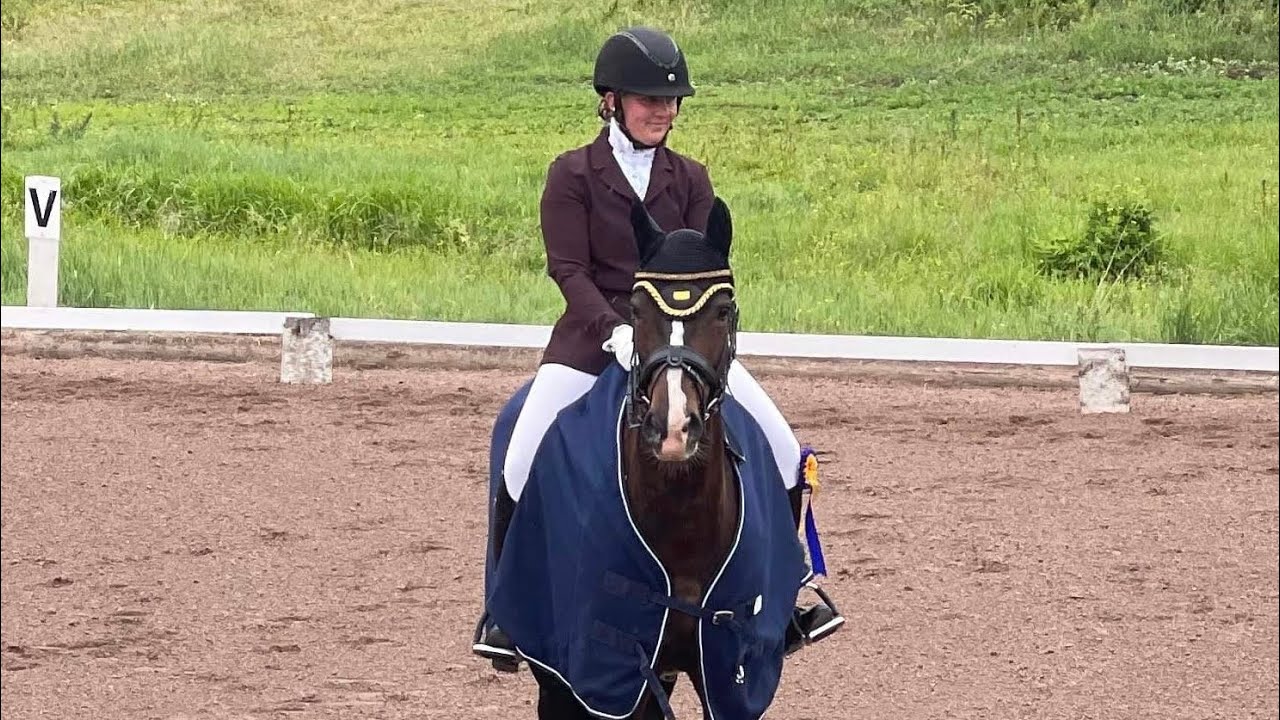 Lätt b:2 vinst på 68,667%. Björklidens ryttarförening 21/6-23, Sofia Olsson & Sandina.