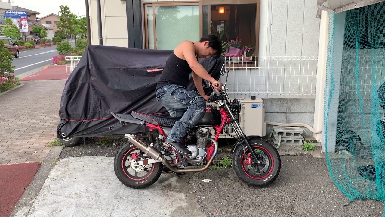 エイプ100（ホンダ）フルカスタム車：どんなに倒し込んでも滑らない４ストミニ！
