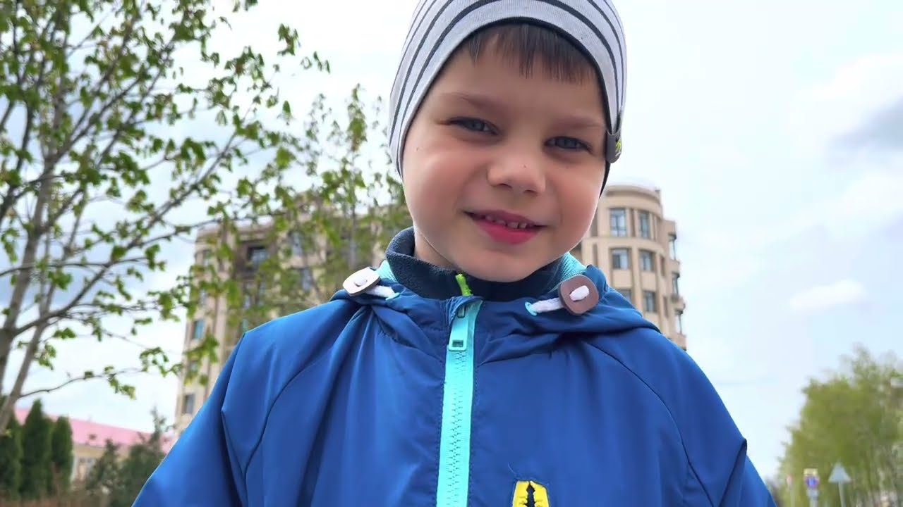 Nkita walks looking for likes. Niki Piki vlog