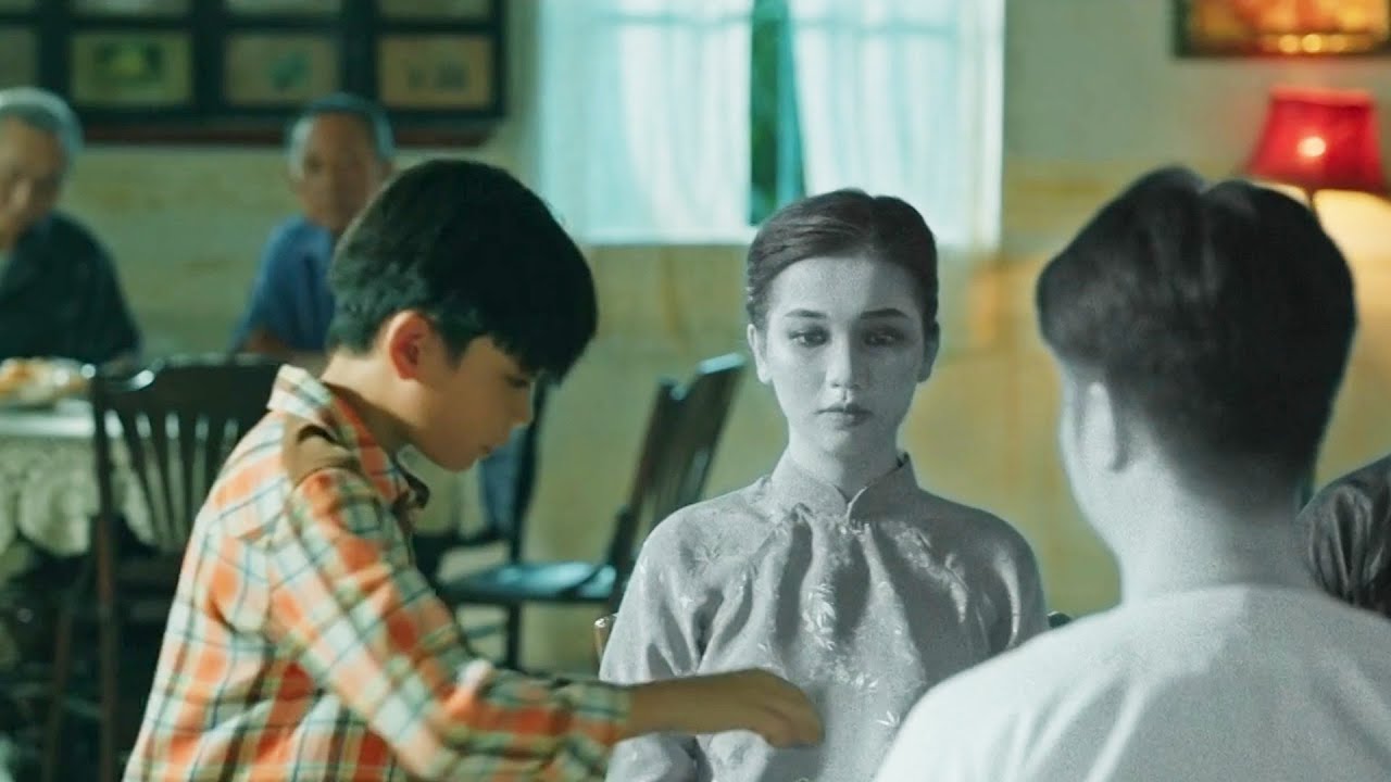 供桌前孩子偷吃可口貢品，卻被女子及時叫住道歉，只因滿桌早已坐滿看不見的賓客！