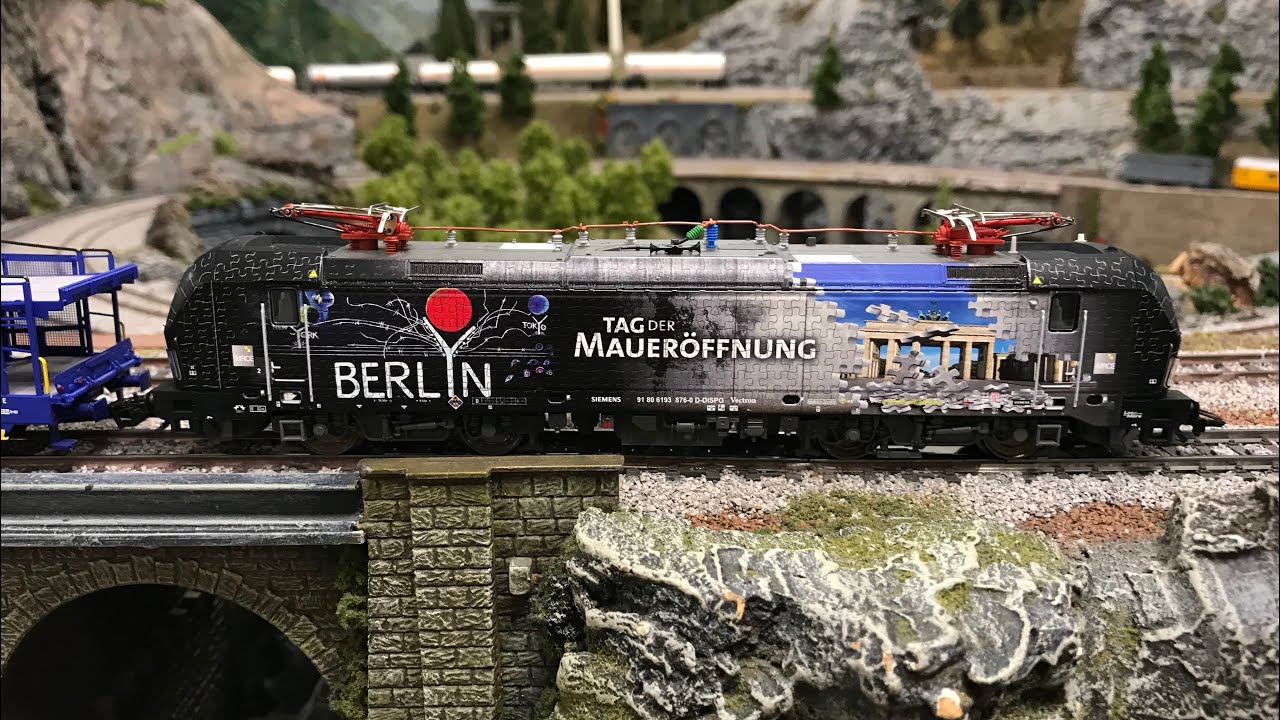 193 876 MRCE &ldquo;Tag des Mauerfalls&rdquo; mit Megacar Carrier Transfesa, Kesselwagen, VTG