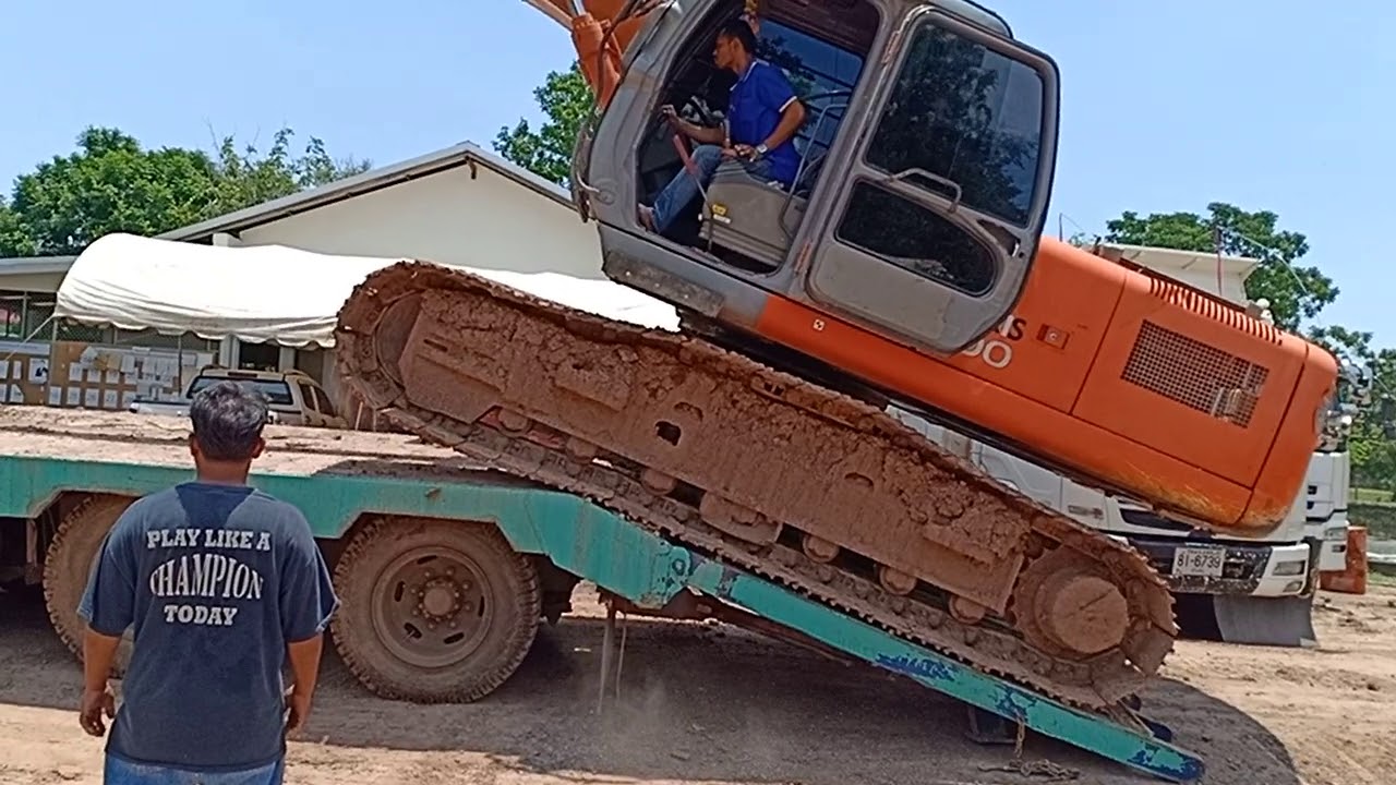 มาขับรถแม็คโคร hitachi 200 ขึ้นเทรลเลอร์ครับ