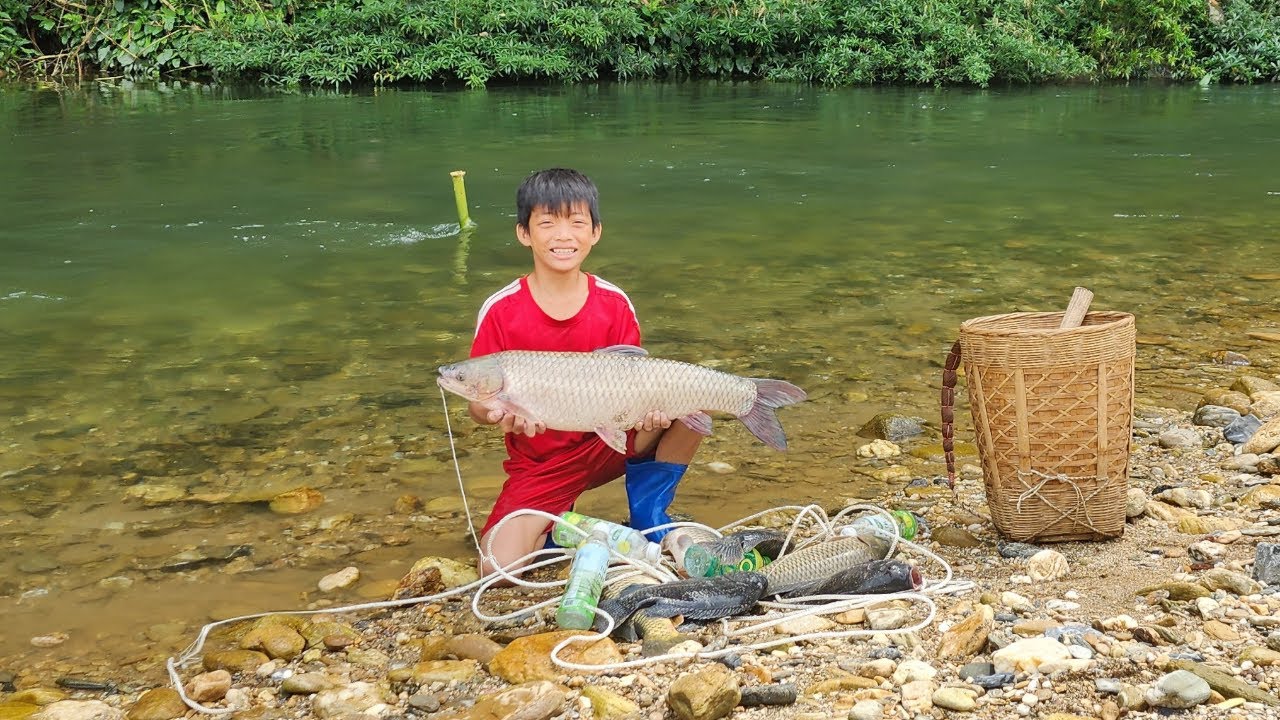 Using ropes to tie multiple fishing nets, caught a giant fish in a large stream.