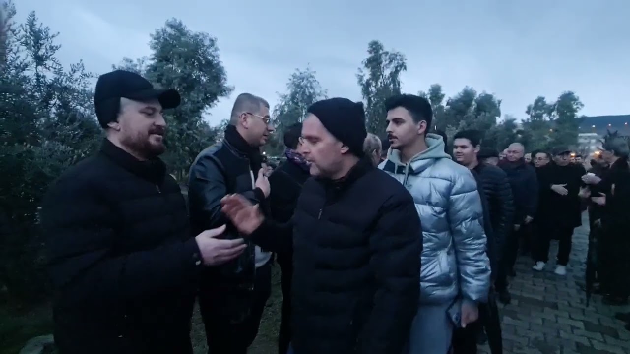 EDİP ATAÇ CİZRE  AFİYET SÜMER ÖZALP CENAZESİ   MEYDAN BAŞI MİREKAN CAMİSİNDENASRİ MEZARLIĞINA DOĞRU