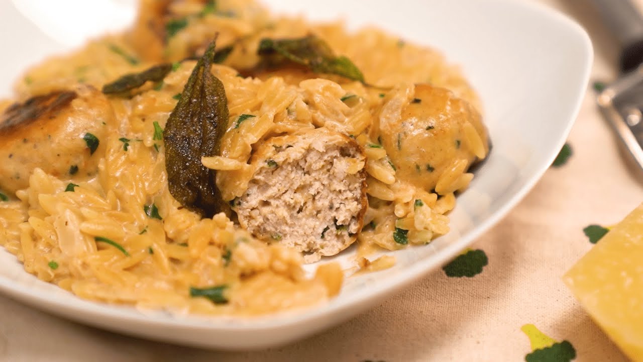 Pieczone klopsiki z makaronem orzo i szałwią