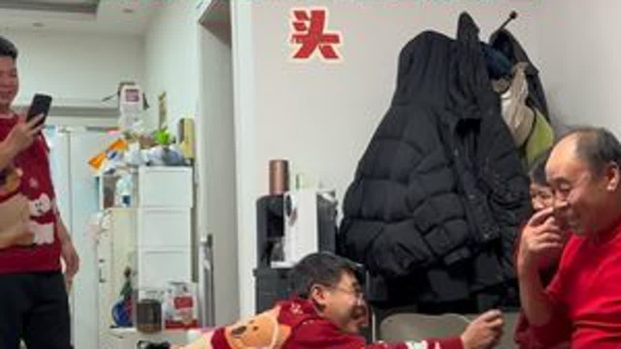 过年🧨当老大真不容易、每年给爸妈磕头挣点压岁钱都让老二老三给要走了#磕头拜年