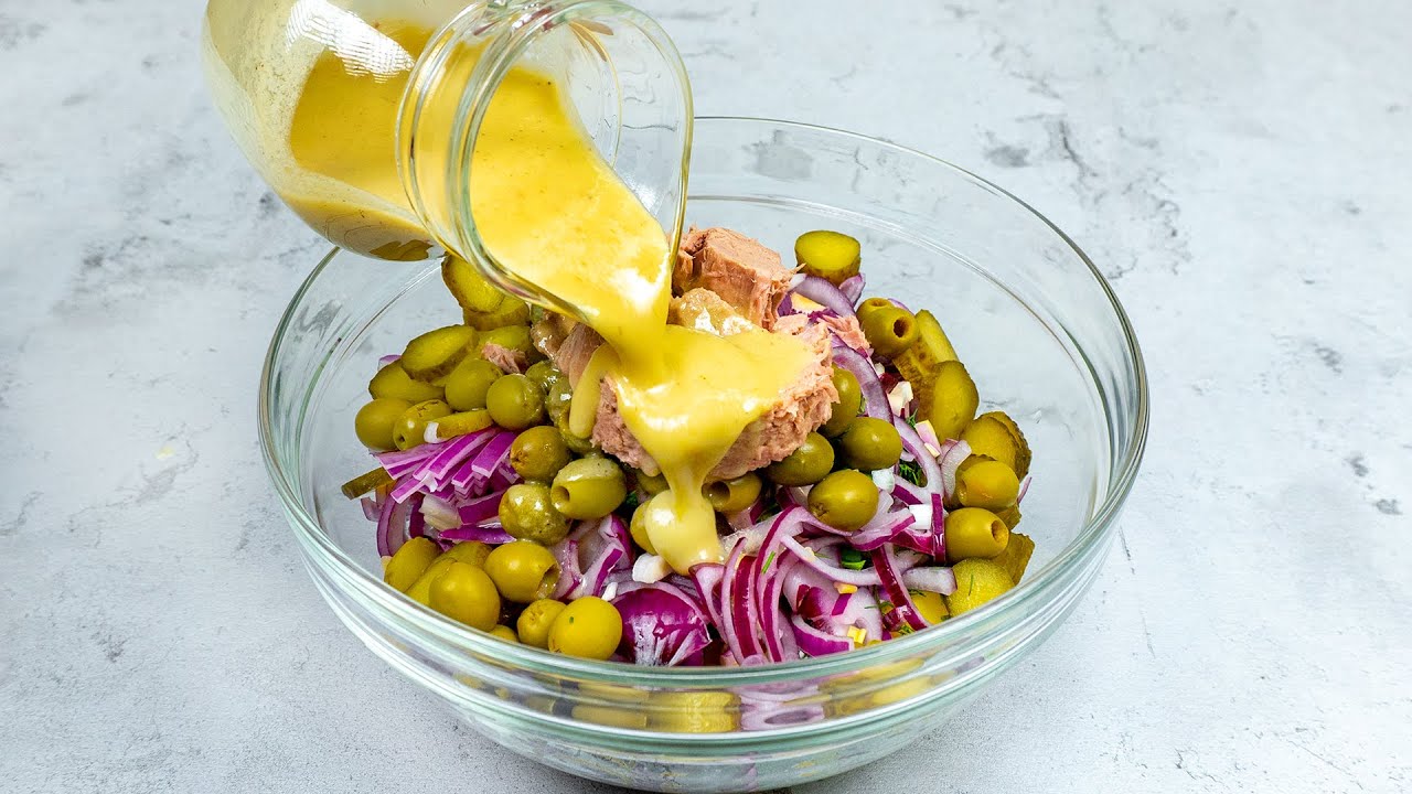 Sosul e secretul! Salata preferata pe timp rece - cu cartofi fierti!