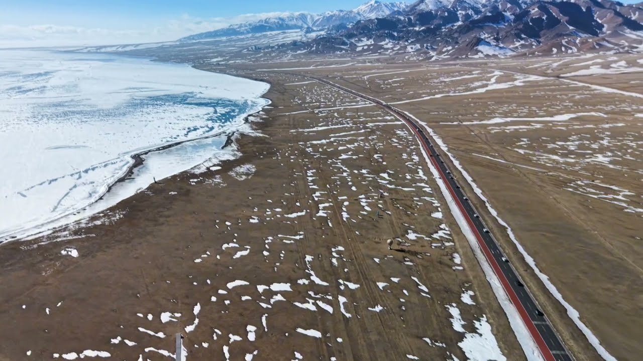 冬日冰封的新疆賽里木湖