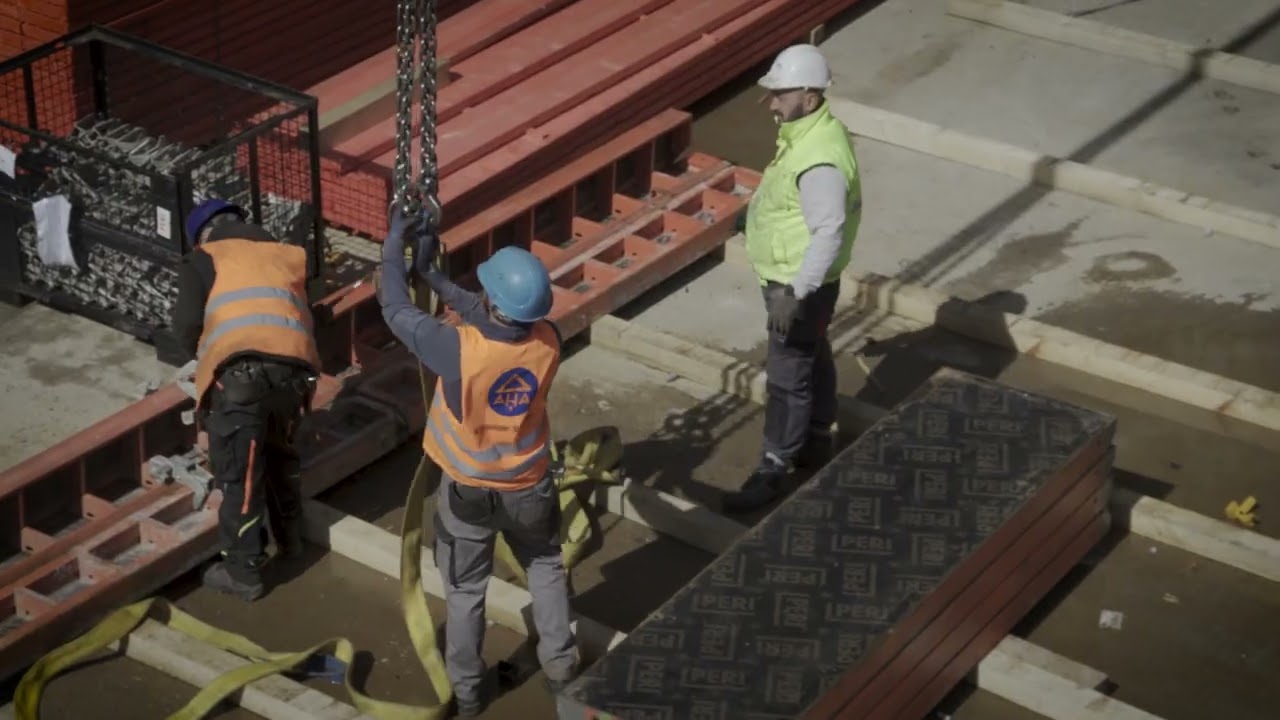 Four in Frankfurt: Wie das futuristische Megaprojekt in den Himmel wächst | Liebherr HC-L Krane