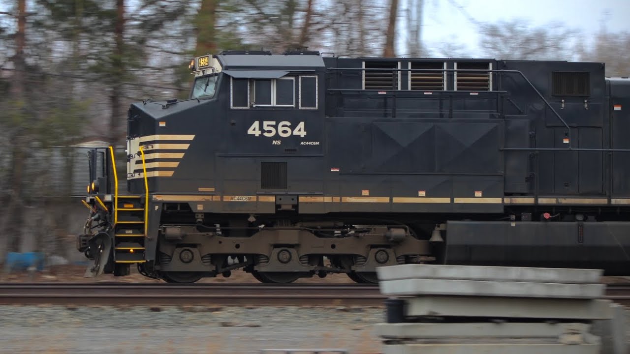 NS 23G passes Berea at CP 194.