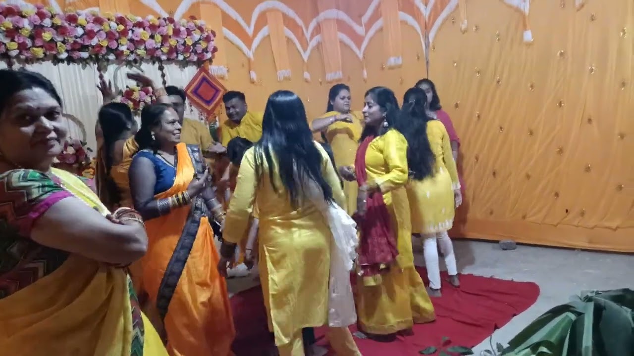 Dancing into Love: Vibrant Haldi Ceremony Performance on 'Piyar Farak Wali' 💃🎶✨🎊 #HaldiCeremonyDance